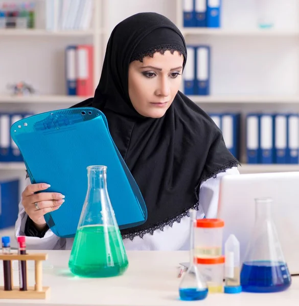 Laboratuvarda Çalışan Tesettürlü Kadın Kimyager — Stok fotoğraf