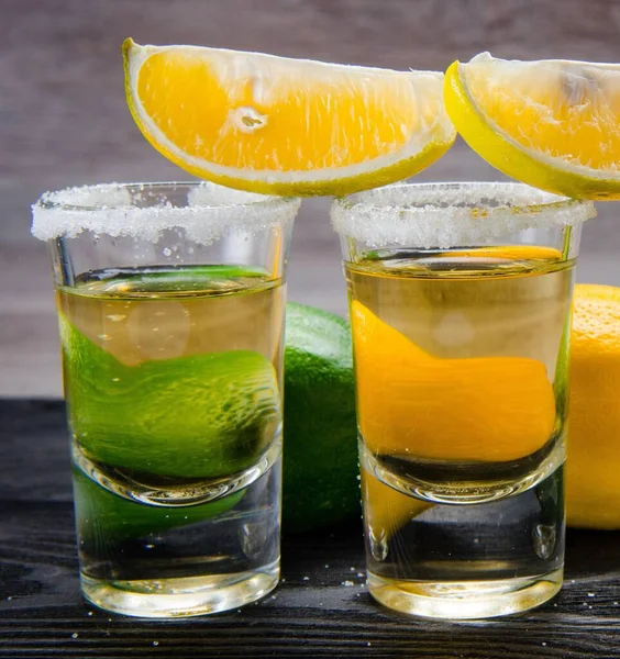 Das Tequila Getränk Gläsern Mit Limette Und Salz — Stockfoto