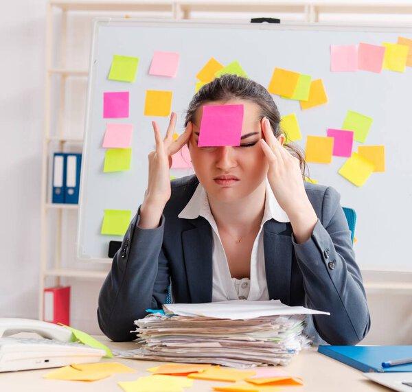 Молодая сотрудница в противоречивой концепции приоритетов