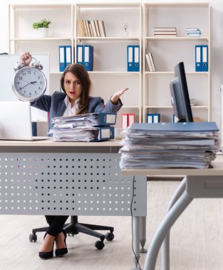 Güzel bayan çalışanımız aşırı çalışmaktan memnun değil.