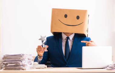 Kafası yerine kutusu olan mutlu adam.