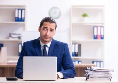 Ofiste çalışan genç erkek işadamı.