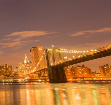 Manhattan ve Brooklyn Köprüsü 'nün gece manzarası