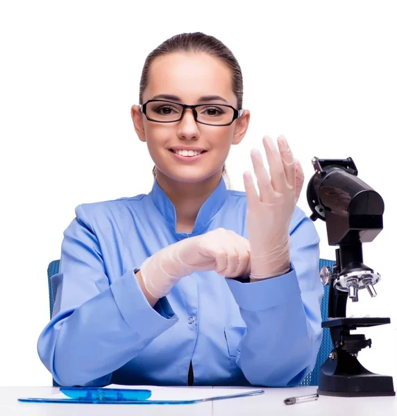 Laboratorní Chemik Pracující Mikroskopem Trubicemi — Stock fotografie