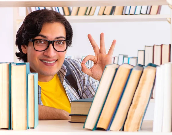 Студент Мужчина Готовится Экзаменам Библиотеке — стоковое фото