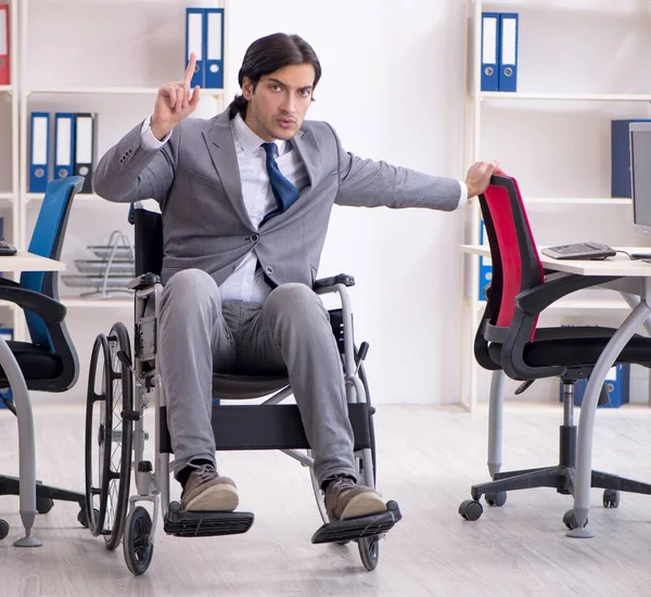 휠체어를 사무실에서 일하는 잘생긴 고용인 — 스톡 사진