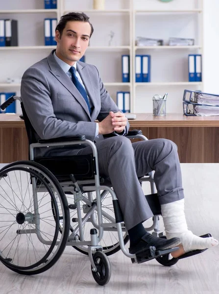 Male Employee Wheel Chair Office — Stock Photo, Image