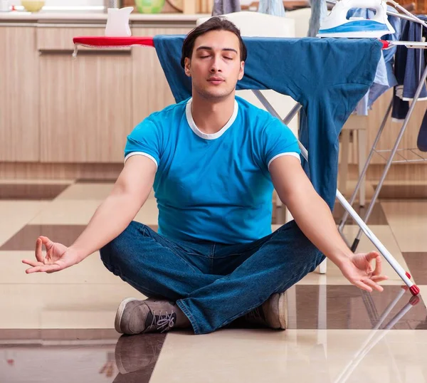 Suami Muda Itu Sedang Menyetrika Pakaian Rumah — Stok Foto