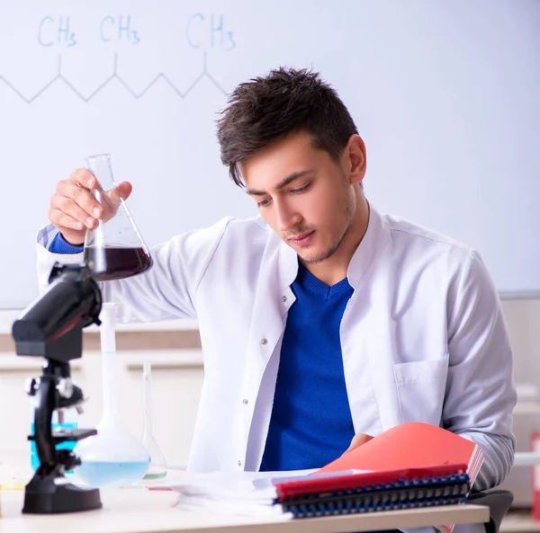 Νεαρός Χημικός Που Κάθεται Στο Εργαστήριο — Φωτογραφία Αρχείου