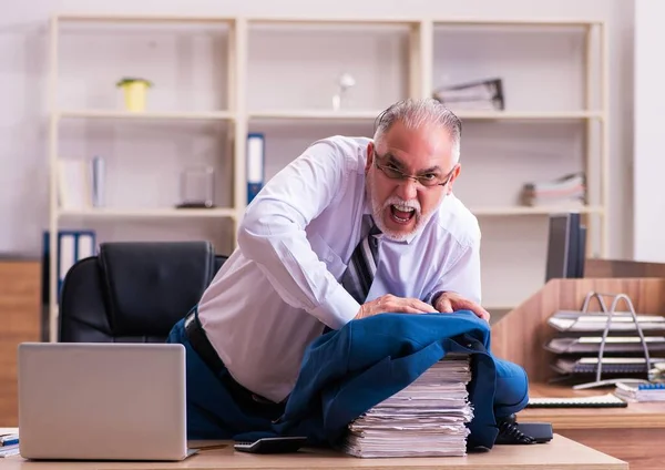 Alte Männliche Mitarbeiter Unzufrieden Mit Exzessiver Arbeit Arbeitsplatz — Stockfoto