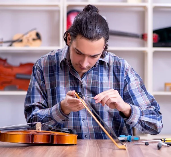 Jovem Bonito Reparador Reparando Violino — Fotografia de Stock