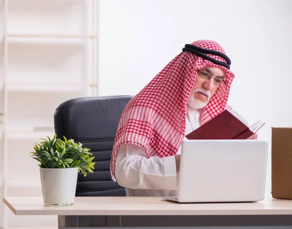 Régi Arab Üzletember Iroda Áthelyezési Koncepcióban — Stock Fotó
