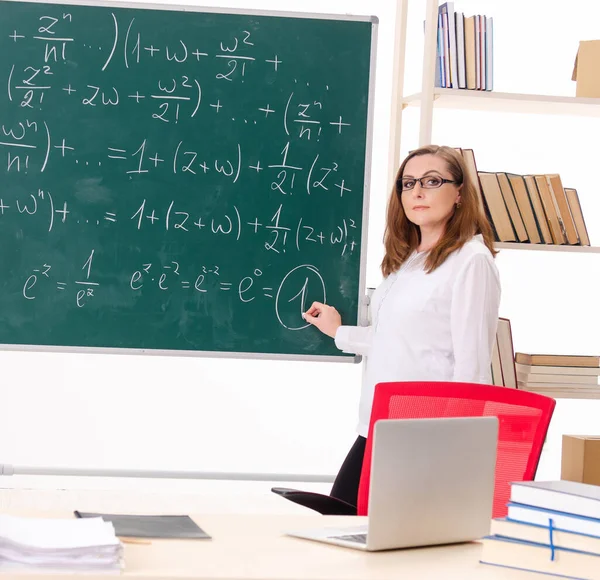 教室の女数学の先生 — ストック写真