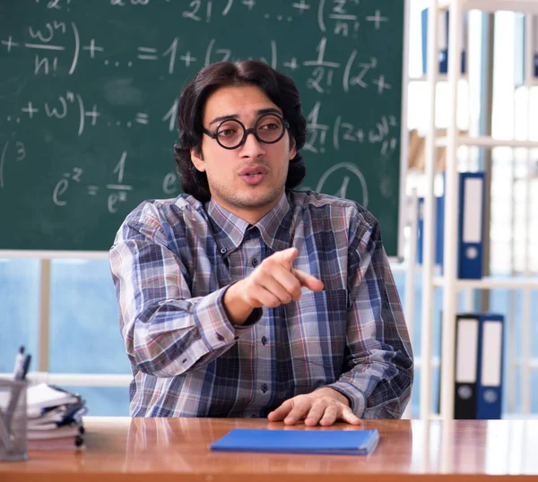Jonge Grappige Wiskundeleraar Voor Het Schoolbord — Stockfoto