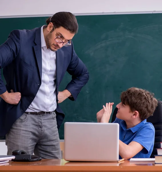 Männlich Lehrer Und Schoolboy Die Klasse — Stockfoto