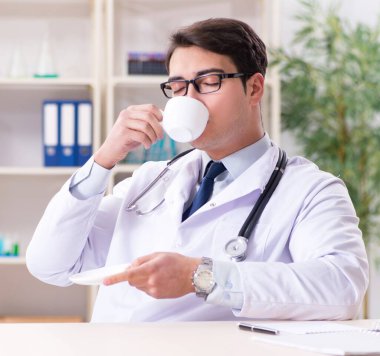 Ofiste oturan genç doktor.