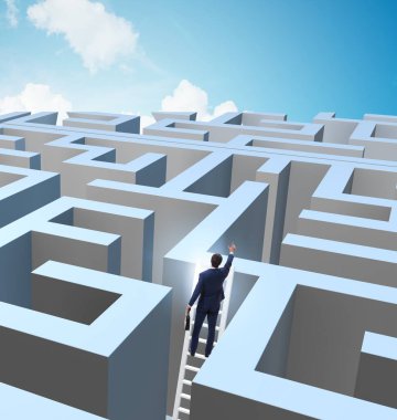 İş adamı labirentten kaçmaya çalışıyor.