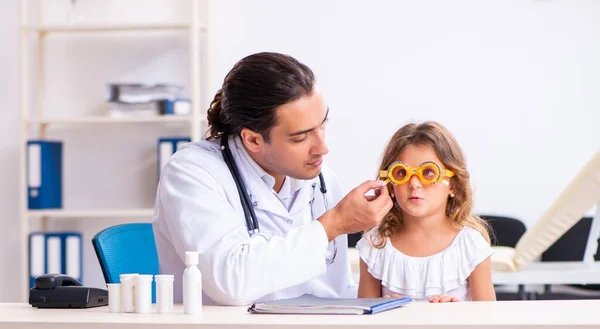 若い医師小児科医と小さな女の子 — ストック写真