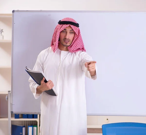 Арабський Вчитель Перед Дошкою — стокове фото