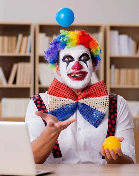 Clownen Affärsman Som Arbetar Kontoret — Stockfoto