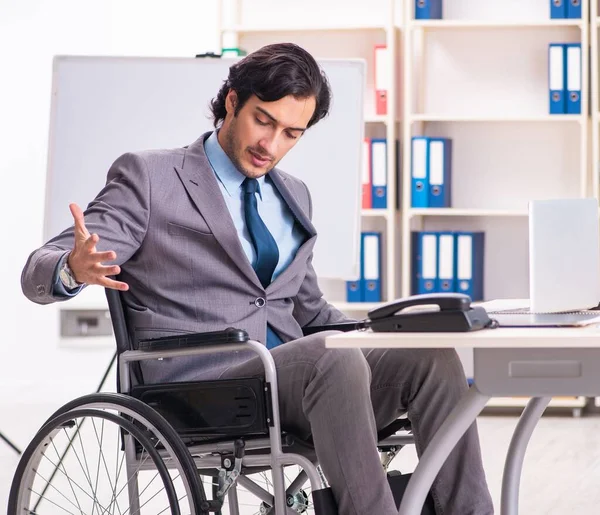 Die Junge Hübsche Angestellte Rollstuhl Büro — Stockfoto