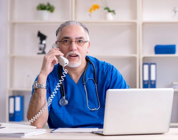 White Bearded Old Doctor Working Clinic — Stock Photo, Image