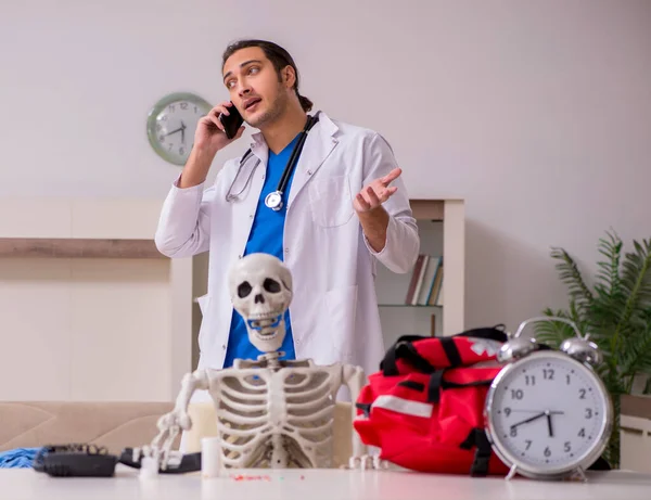 Mannelijke Paramedicus Bezoekt Skelet Patiënt — Stockfoto