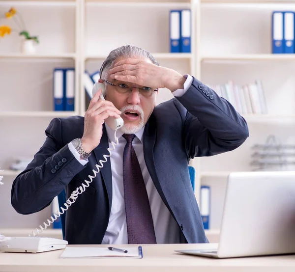 Weißbärtiger Alter Geschäftsmann Unzufrieden Mit Exzessiver Arbeit — Stockfoto