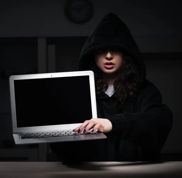女性ハッカーがオフィスでセキュリティファイアウォールをハッキング — ストック写真
