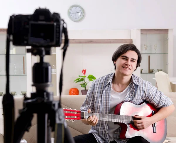 Mladý Kytarista Nahrává Video Pro Svůj Blog — Stock fotografie