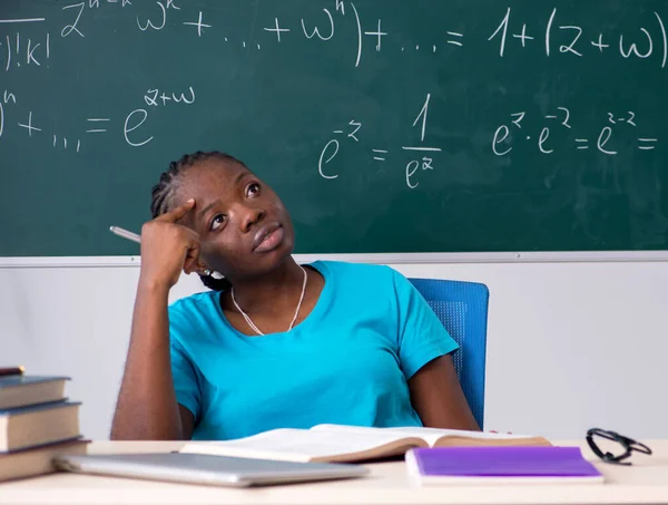 Kara Tahtanın Önündeki Siyah Kız Öğrenci — Stok fotoğraf