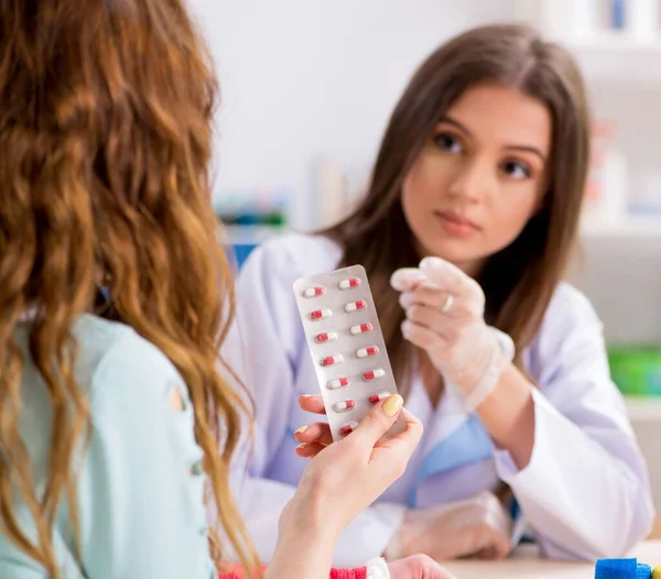Den Kvinnliga Läkaren Traumatolog Bandaging Kvinnlig Patient — Stockfoto