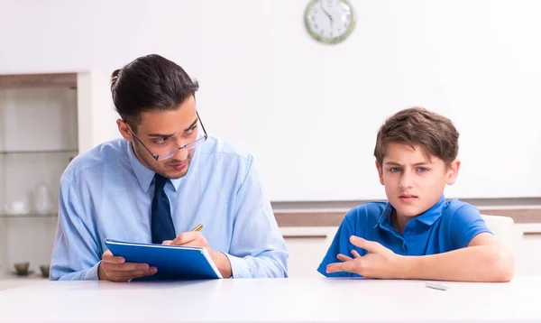 Drukke Vader Helpt Zijn Zoon Zich Voor Bereiden Het Examen — Stockfoto