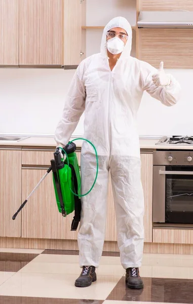 在厨房进行害虫防治的专业承包商 — 图库照片