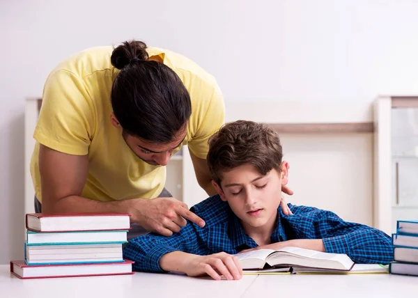 Pai Ajudando Seu Filho Preparar Para Escola — Fotografia de Stock