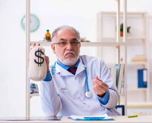 Para Çantasını Hastanede Tutan Kıdemli Erkek Doktor — Stok fotoğraf