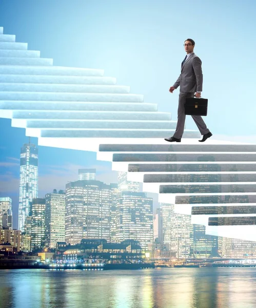 Homem Negócios Escalando Escada Carreira Sobre Cidade — Fotografia de Stock