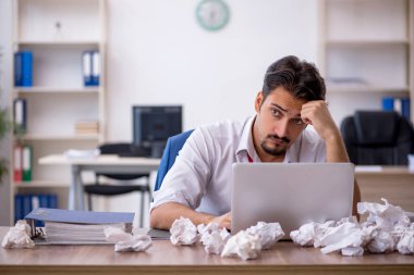 Beyin fırtınası konseptinde genç işadamı