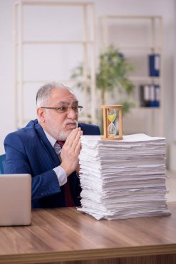 Zaman yönetimi konseptinde eski bir çalışan