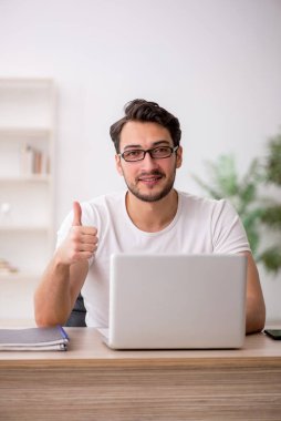 Genç çalışan işyerinde oturuyor.