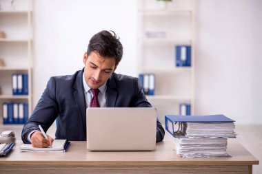 İş yerinde çalışan genç bir işadamı