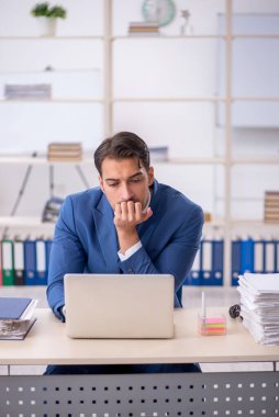 İş yerinde çalışan genç bir işadamı