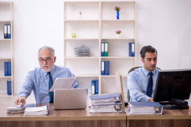 Ofiste çalışan iki meslektaşım.