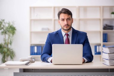 Genç çalışan işyerinde oturuyor.