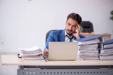 Genç işadamı işyerinde aşırı çalışmaktan memnun değil.