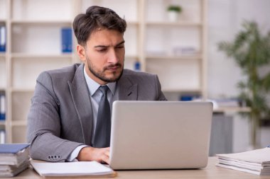 İş yerinde çalışan genç bir çalışan.