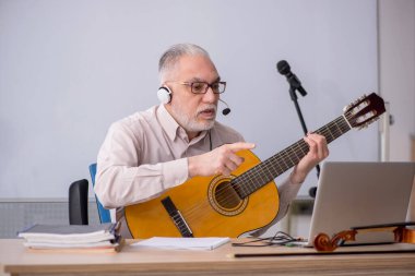 Sınıftaki eski müzik öğretmeni.