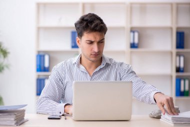 İş yerinde çalışan genç bir çalışan.