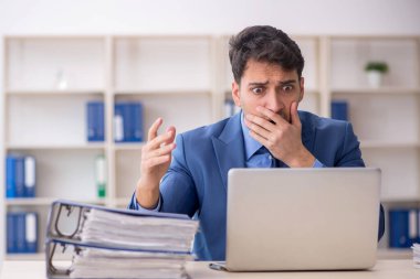 İş yerinde çalışan genç bir çalışan.