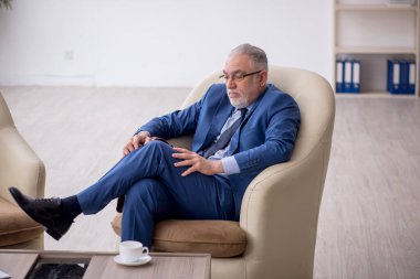 Eski erkek patron iş görüşmesini bekliyor.